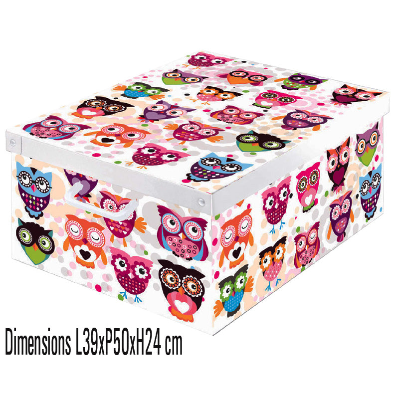 Conçue en carton recyclé avec encres à base d’eau, cette boîte de rangement décorative Chouettes combine écologie et robustesse. Ses dimensions (39x50x24 cm) offrent une capacité optimale pour vêtements, linge, jouets ou documents.