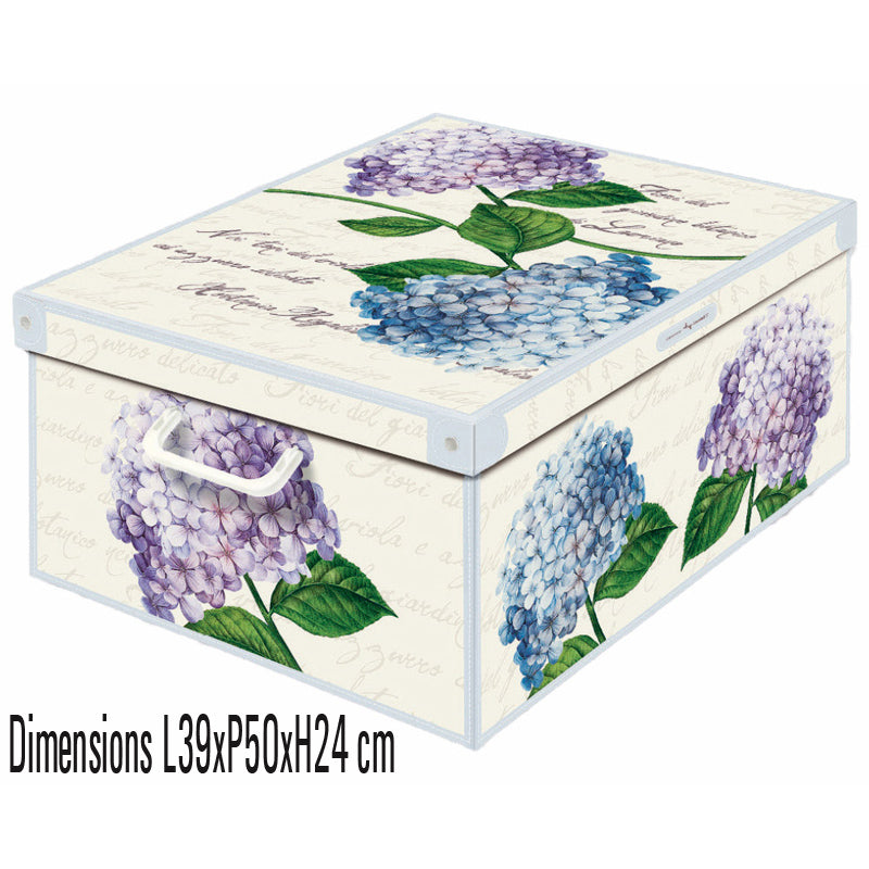 Cette boîte de rangement en carton recyclé, ornée d’un décor floral hortensia, allie qualité et écologie. Fabriquée en Italie, elle bénéficie d’une grande robustesse avec une capacité de charge verticale jusqu’à 80 kg et interne jusqu’à 60 kg.