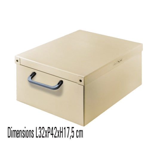 Boîte de rangement en carton recyclé de la collection Classic, format midi beige alliant fonctionnalité et élégance. Sa surface plastifiée assure une durabilité optimale, tandis que son couvercle prémonté avec rivets métalliques garantit une solidité remarquable.